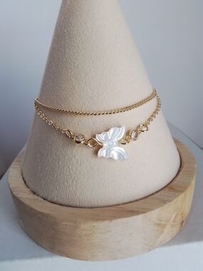 Pretty Bird Gold Bracelet with White Butterfly Shell Charm